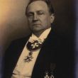 De Finse dirigent/violist Georg Schneevoigt (1872-1947) met allemaal mooie decoraties