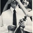 Violist Theo Olof in een reclame voor overhemden. Theo Olof is altijd in voor een grapje.