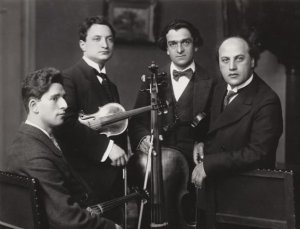 Het Hollandsch Strijkkwartet in 1918. V.l.n.r. : Cor Kint, Herman Leydensdorff, Thomas Canivez, Bram Mendes. Foto J. Merkelbach. 